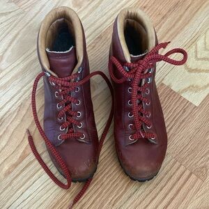 Vasque Vibram leather hiking boots Women’s Vintage Cowhide lace up Size 6.5